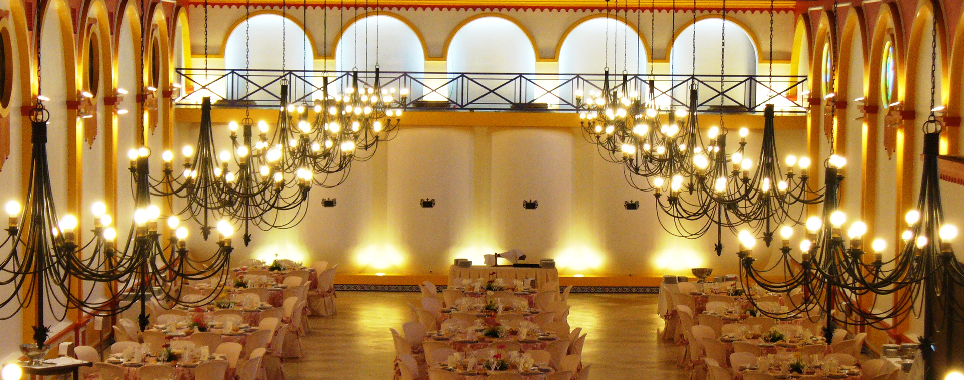Si estas buscando salones para bodas en Huelva, no pierdas la oportunidad de venir a ver nuestras instalaciones. Disponemos de amplios salones y espacios al aire libre para celebrar bodas civiles y religiosas.