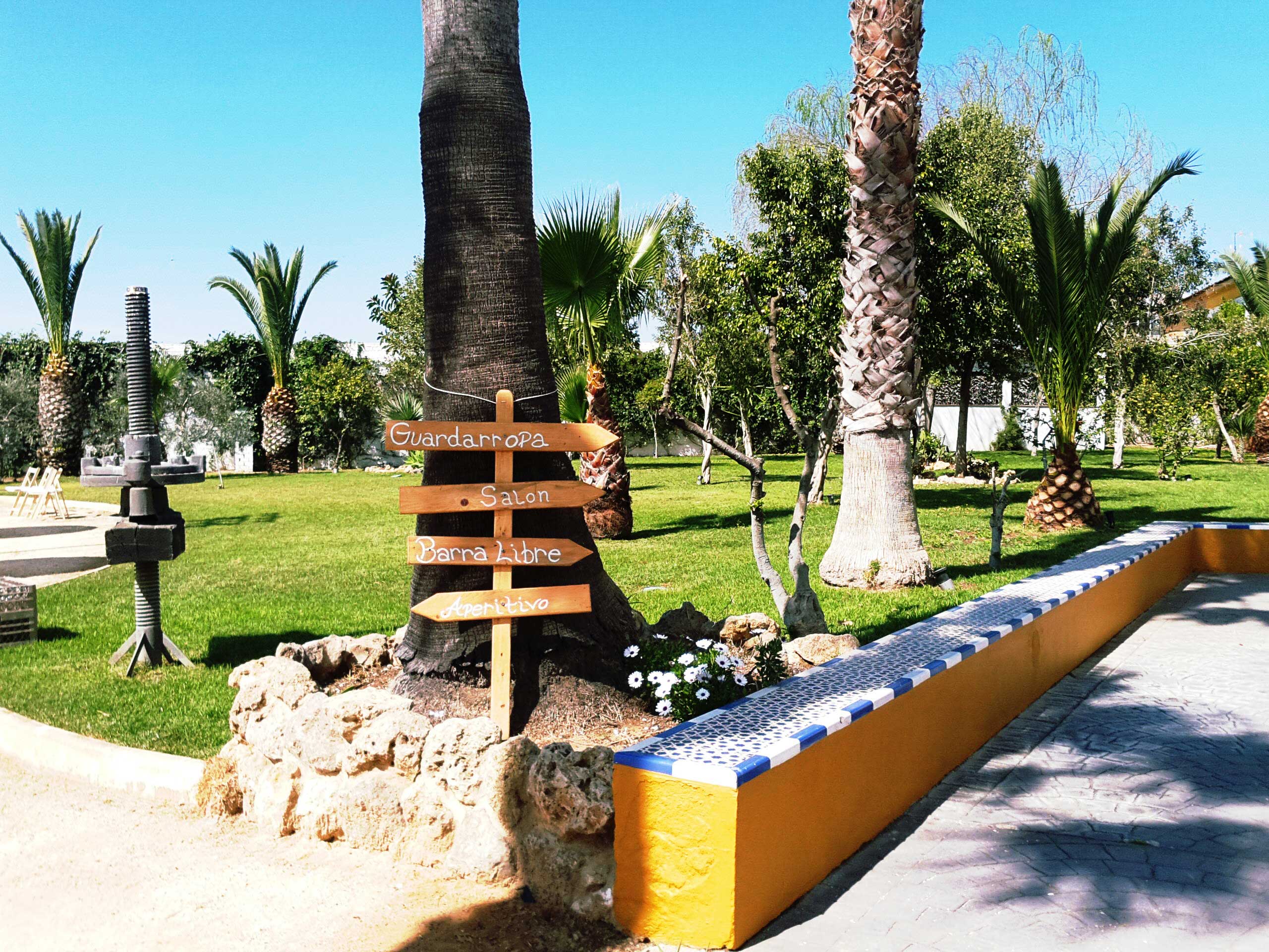 Indicador de madera para bodas colocado en los jardines de Bodegas Andrade, Huelva