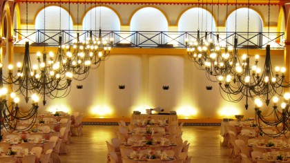 Si estas buscando salones para bodas en Huelva, no pierdas la oportunidad de venir a ver nuestras instalaciones. Disponemos de amplios salones y espacios al aire libre para celebrar bodas civiles y religiosas.