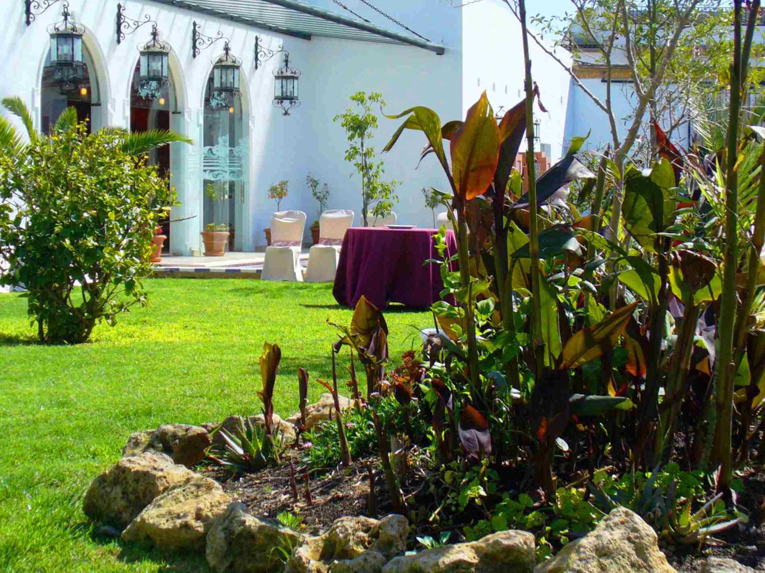 Jardines para eventos al aire libre en Bodegas Andrade. Zonas verdes con bonitas vistas rodeados de barricas de vino y viñedos