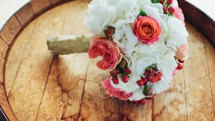 Ramo de novia en tonos rosas fucsias y blanco. Descubre algunas tendencias para bodas 2018